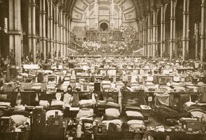 Der Schlafsaal, Alexandra Palace, Illustration aus Deutsche Gefangene in Großbritannien (Fotogravur) von English Photographer