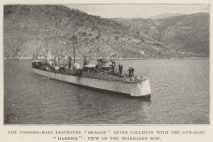 Der Torpedoboot-Zerstörer Dragon nach der Kollision mit dem Kanonenboot Harrier, Ansicht des Steuerbordbugs von English Photographer