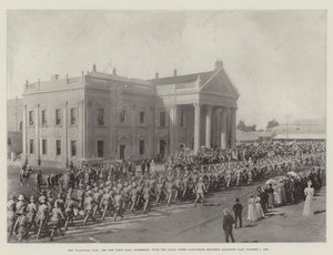 Der Transvaal-Krieg, das neue Rathaus von Kimberley, mit dem Loyal North Lancashire Regiment, das vorbeimarschiert, 7. Oktober 1899