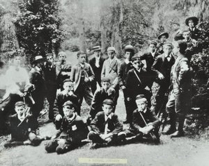 Die erste Schulfahrt des London School Board. Kinder der Bell Road Higher Grade School, Peckham besuchen ein Bergwerk im Forest of Dean, 1896 von English Photographer