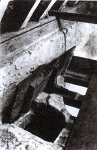 Das Priesterversteck in einer Treppe in Sawston Hall, entworfen und gebaut vom Jesuitenmärtyrer und Heiligen Nicholas Owen, ca. 1935 von English Photographer