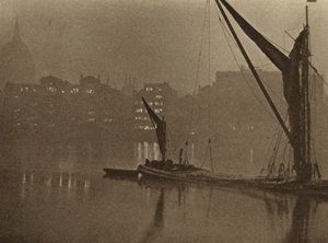 Die Schatten der Nacht fallen langsam über den Londoner Fluss (s/w Foto)