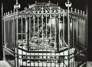 Tower of London, Tower Hill: Kronjuwelen, 1890 von English Photographer