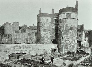 Tower of London, Tower Hill: die Beauchamp und Byward Towers, 1895 von English Photographer