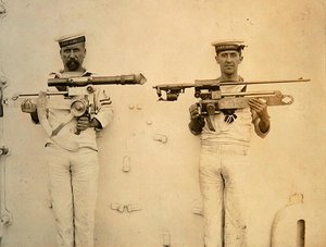 Zwei Matrosen von der HMS Glory, die Gewehre halten von English Photographer