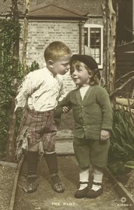 Zwei kleine Jungen schmieden Pläne