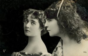 Zwei Frauen posieren (s/w Foto) von English Photographer