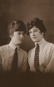 Zwei junge edwardianische Frauen mit Krawatten
