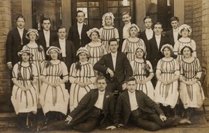 Ungewöhnliche Gruppe junger Männer und Frauen, frühes 20. Jahrhundert von English Photographer