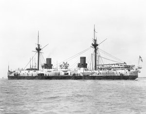 Ansicht des Panzerschiffs HMS Inflexible (Stapellauf 1876) nach dem Umbau zur Militärtakelage im Jahr 1885