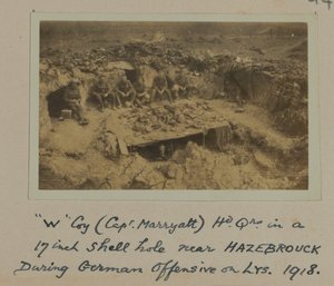 „W“ Kompanie (Hauptmann Marryatt) Hd Qrs in einem 17-Zoll-Granatenloch in der Nähe von HAZEBROUCK während der deutschen Offensive auf LYS, 1918