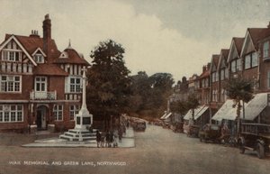 Kriegsdenkmal und Green Lane, Northwood, London von English Photographer