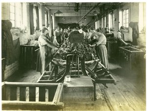 Wickelraum, Hughes Fabrik Nr. 2, 1923 von English Photographer