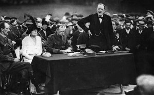 Winston Churchill während einer Rede in Enfield, England
