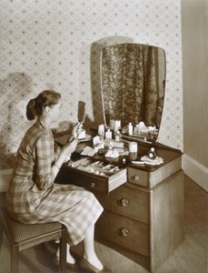 Frau an ihrem Schminktisch, ca. 1955