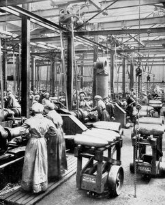 Frauen stellen hochexplosive Granaten her von English Photographer
