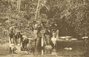 Frauen waschen Kleidung in einem Fluss, Sierra Leone von English Photographer