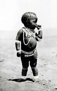 Zulu-Mädchen saugt am ersten Finger von English Photographer