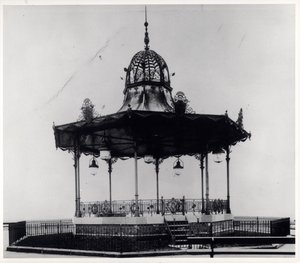 Ornamentaler Musikpavillon im East End Park, Leeds von English Photographer English Photographer