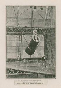 Eine schöne Dame, die aus einer monströsen Kanone geschossen wird