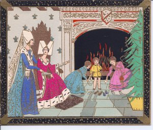 Eine handkolorierte französische Pochoir-Weihnachtskarte von mittelalterlichen Damen mit Schmetterlingshüten und Kindern vor einem großen Kamin, die ihre Schuhe wärmen, um 1920