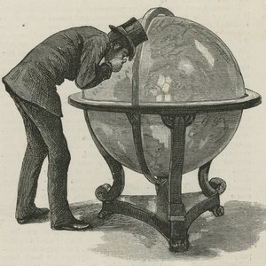 Ein Mann von Lloyds studiert einen Globus