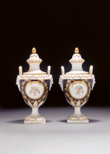 Ein Paar Chelsea-Derby-Vasen mit zwei Henkeln und zwei Deckeln, ca. 1775