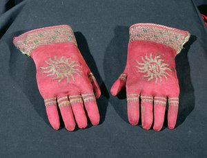Ein Paar gestrickte Seidenhandschuhe, möglicherweise einst im Besitz von Erzbischof William Warham, spätes 15. oder frühes 16. Jahrhundert
