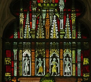 Ein Fenster in der Marienkapelle, Darstellung eines Baldachins mit Figuren