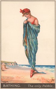 Eine junge Frau in ein Handtuch am Strand gehüllt