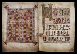 Teppichseite und Incipit-Seite, die den Brief des Hl. Hieronymus an Papst Damasus einleiten, aus den Lindisfarne Evangelien, 710-721 von English School