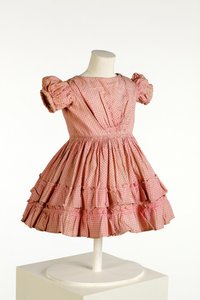 Kinderkleid mit Puffärmeln und gerüschtem Rock, bedruckt mit rosa Punktmuster, ca. 1850