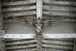 Ansicht eines der geschnitzten Holzengel im Kirchenschiff von English School