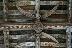 Ansicht eines der geschnitzten Holzengel im Kirchenschiff
