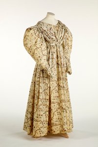 Kleid mit Blumen- und Astmuster auf cremefarbenem Gewebe mit Gittermuster, ca. 1830-35 von English School