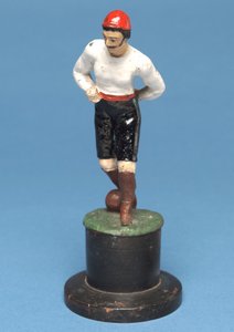 Fußballspieler mit dem Ball zu seinen Füßen