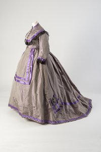Graues Seidentaftkleid mit schwarzer Spitze und violettem Seidensatin besetzt