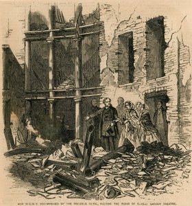 Ihre Majestät, begleitet von der Prinzessin Royal, besucht die Ruinen des Covent Garden Theatre, London von English School