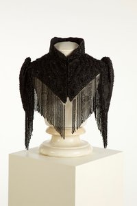 Schwarze Pelerine oder Cape mit hohem Kragen, ca. 1890-1900