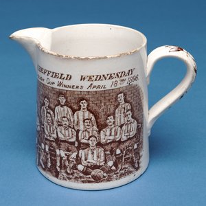 Krug dekoriert mit dem Sheffield Wednesday Team, 1896 (Keramik) von English School