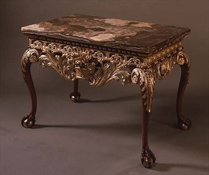 Tisch mit Marmorplatte und Kugel- und Klauenfüßen, ca. 1720 von English School