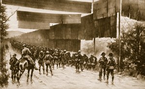 Mattenbildschirme für exponierte Straßen: eine von den Italienern beim Vormarsch auf Gorizia eingesetzte Vorrichtung, 1914-19 von English School