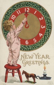 Neujahrskarte mit kleinem Jungen, der eine Uhr umstellt