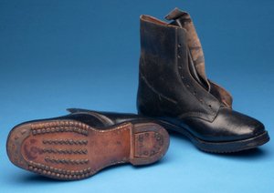 Paar Holdfast-Bergmannsstiefel, frühes 20. Jahrhundert von English School