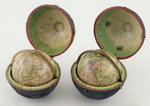 Paar Taschen-Globen, hergestellt von Newton & Son, ca. 1830 (Carton Pierre, Messing, Papier und simuliertes schwarzes Leder)