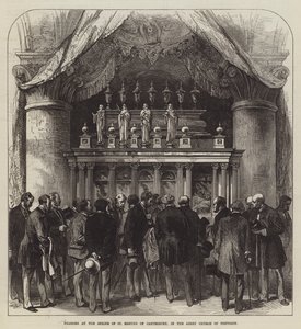 Pilger am Schrein von St. Edmund von Canterbury in der Abteikirche von Pontigny (Gravur)