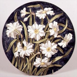 Teller bemalt von Edith Cowper für Howell & James, mit Narzissen ausgestellt auf der Pariser Ausstellung