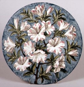 Teller bemalt von Edith Cowper für Howell und James mit Azaleen, ausgestellt auf der Pariser Ausstellung