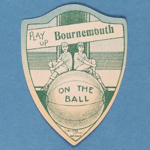 Spiel auf Bournemouth, Baines-Karte in Form eines Schildes und zwei Fußballspieler, die auf einem großen Fußball sitzen, 1888-89