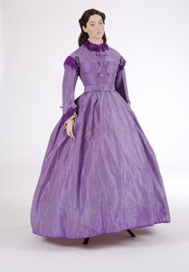 Lila Tageskleid, 1860er Jahre von English School